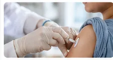 Aplicação de vacina no braço de uma pessoa