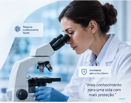Profissional de saúde em ambiente de laboratório